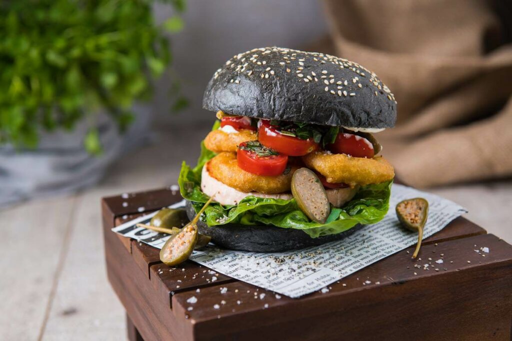 Burger-seafood-kalmary-losos-kapary-czarna-bulka-1024×683